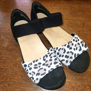 Ladies Size 9.5 Earth AlderAmora Leather Upper Sandal